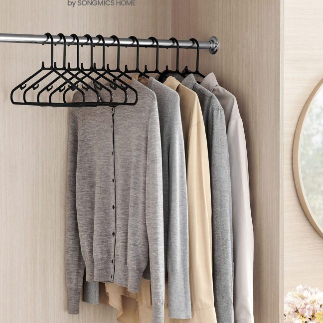 Plastikust riidepuud 30 tk must