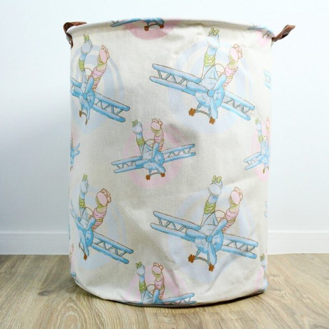 Mänguasjakorv sangadega lennukid